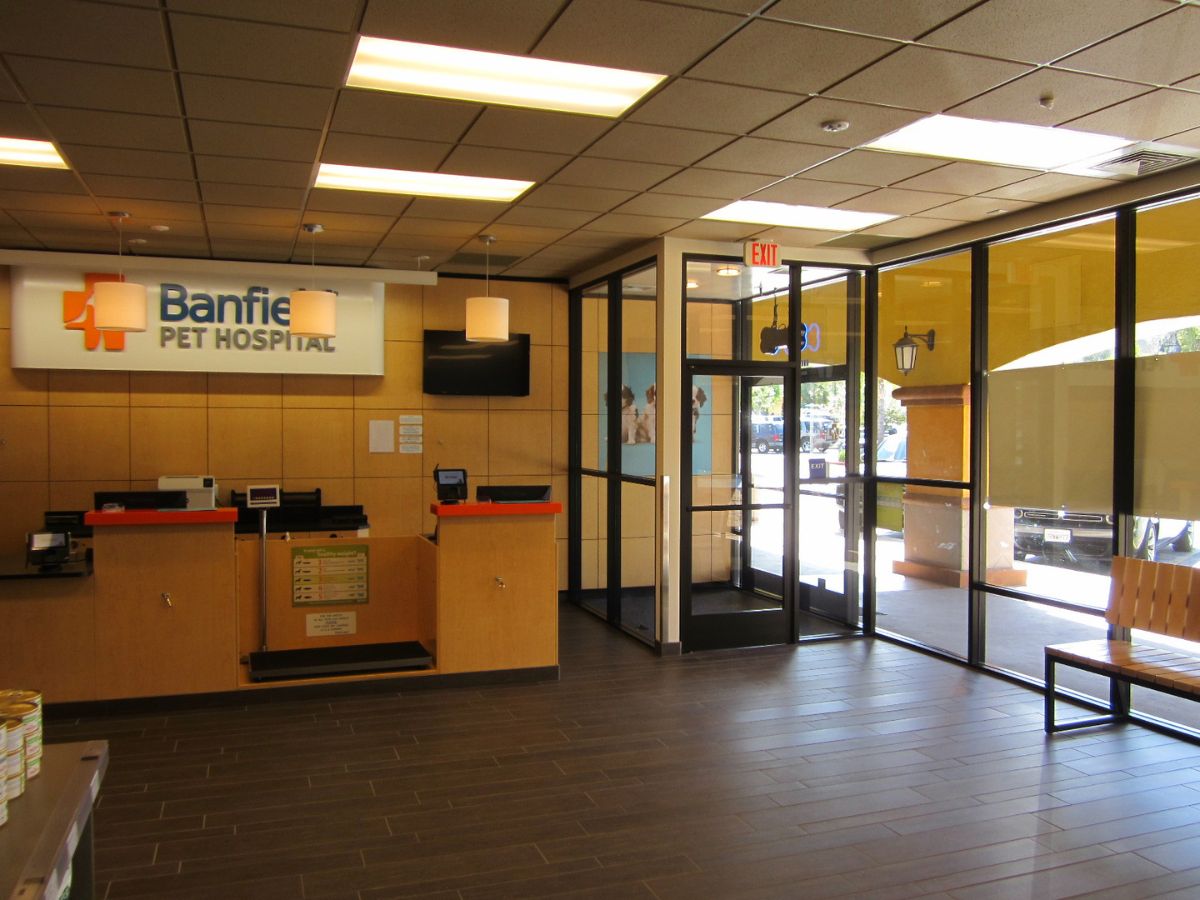 The Banfield San Pedro-PAD entrance and front desk